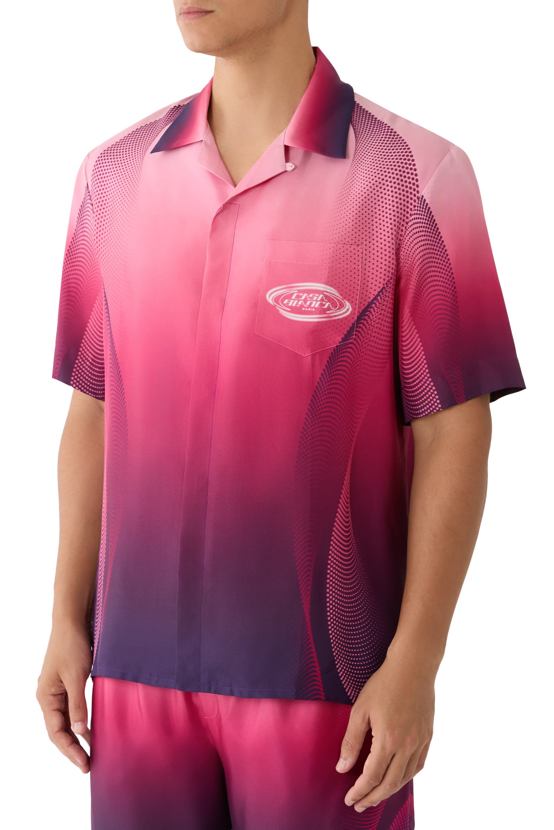 قميص بأكمام قصيرة وياقة كيوبن حرير بلون أوبرجين متدرج