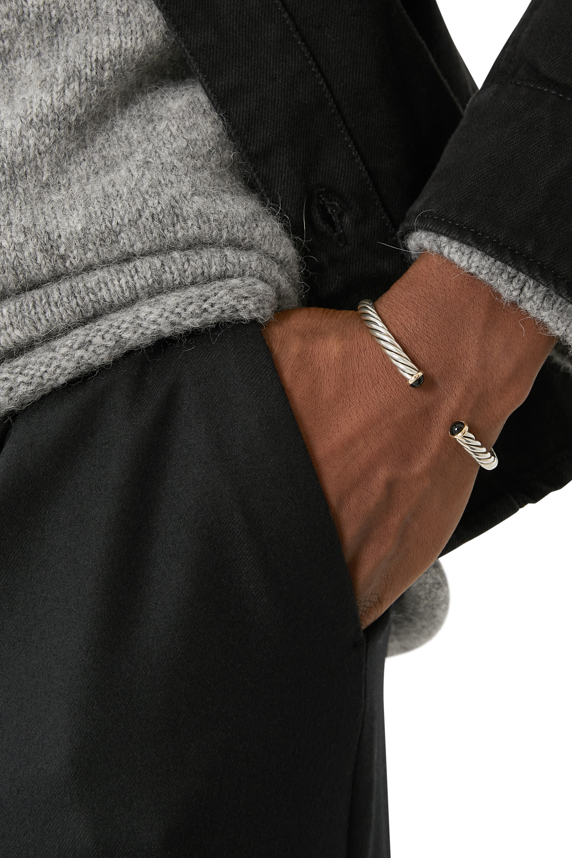 سوار مفتوح بتصميم كابل مرصع بالعقيق الأسود، فضة إسترلينية وذهب أصفر عيار 14