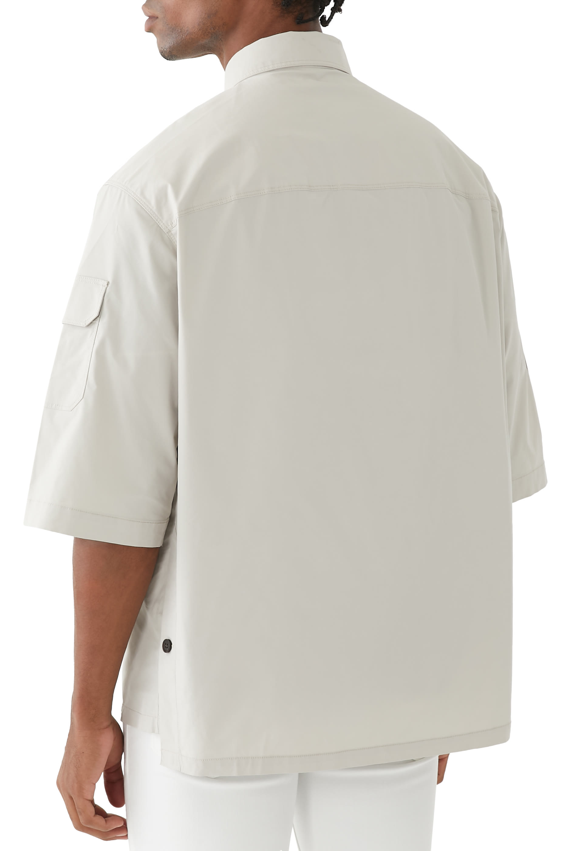 قميص بأكمام قصيرة ورقعة شعار الماركة