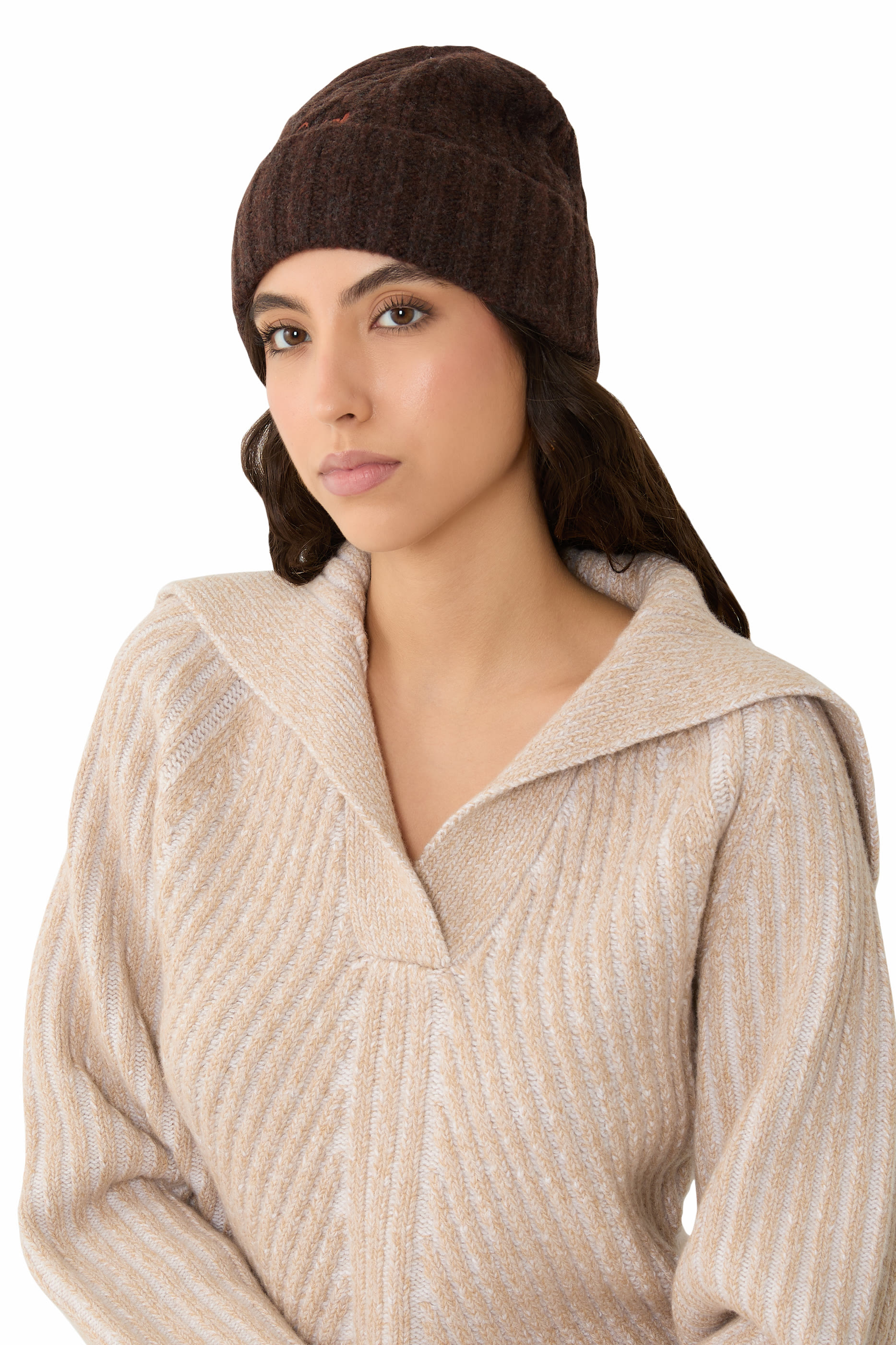 قبعة بيني مطرزة بشعار الماركة