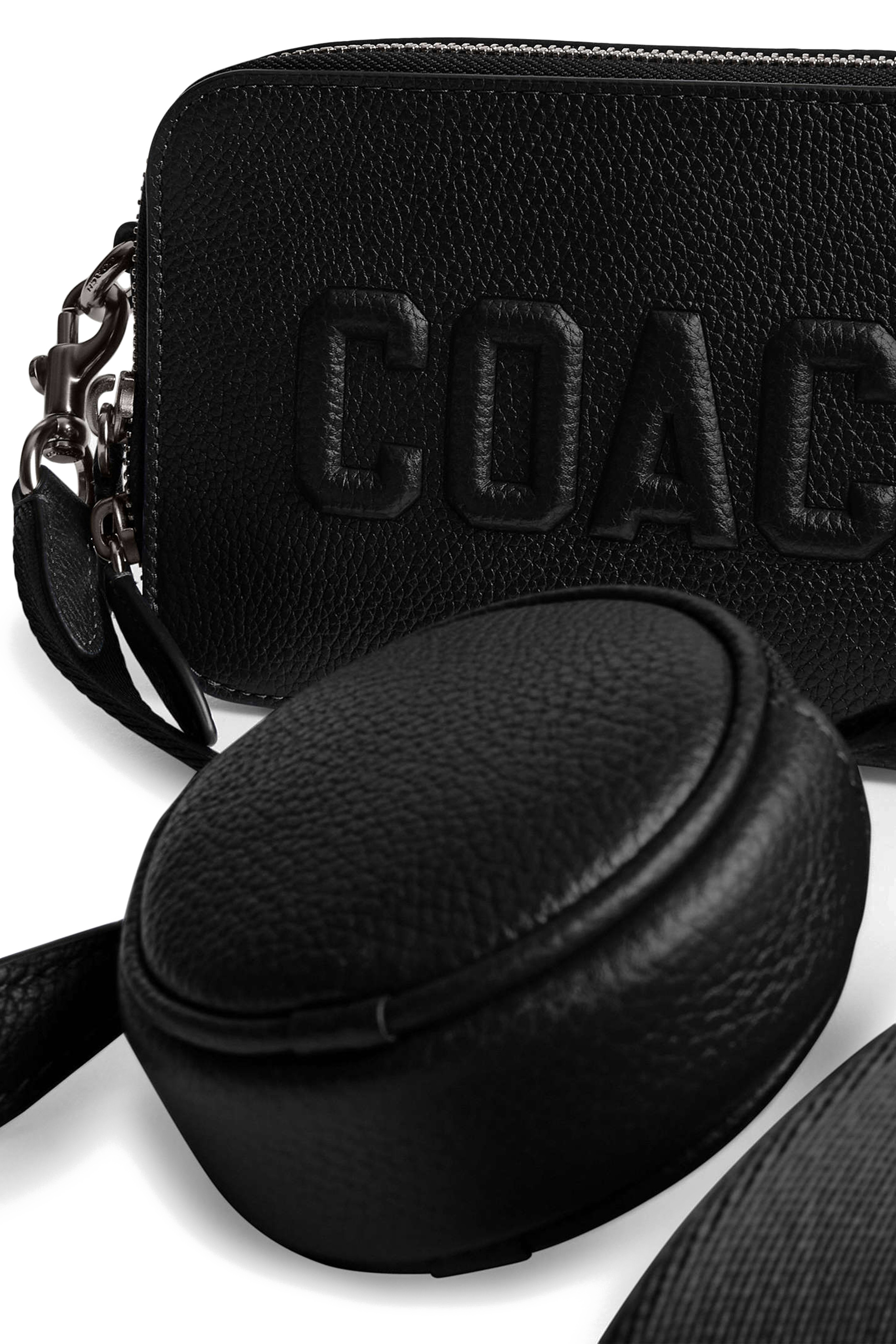 حقيبة كروس تشارتر بتصميم رفيع بنقشة شعار الماركة غرافيكي