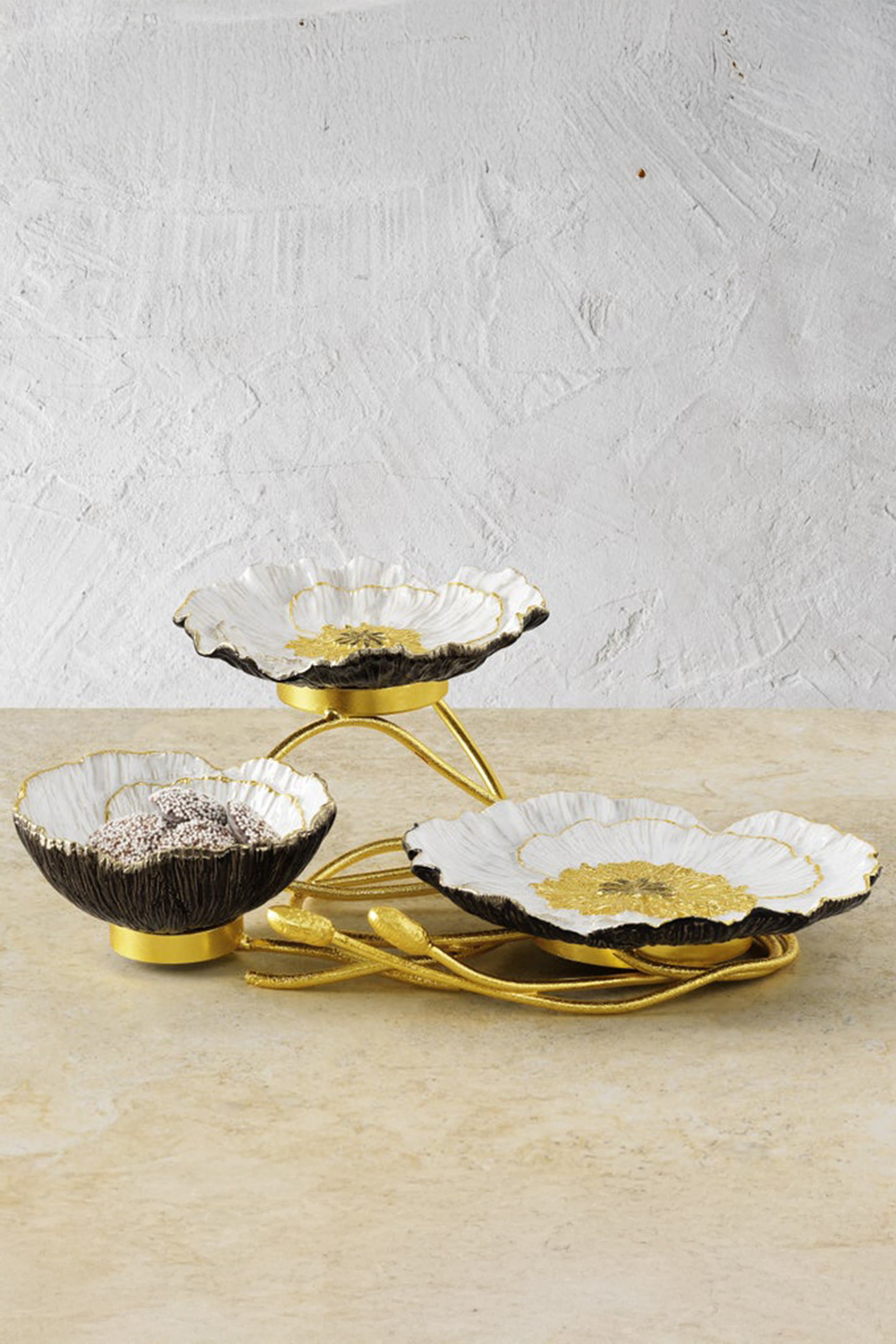 طبق ثلاثي بتصميم شقائق النعمان