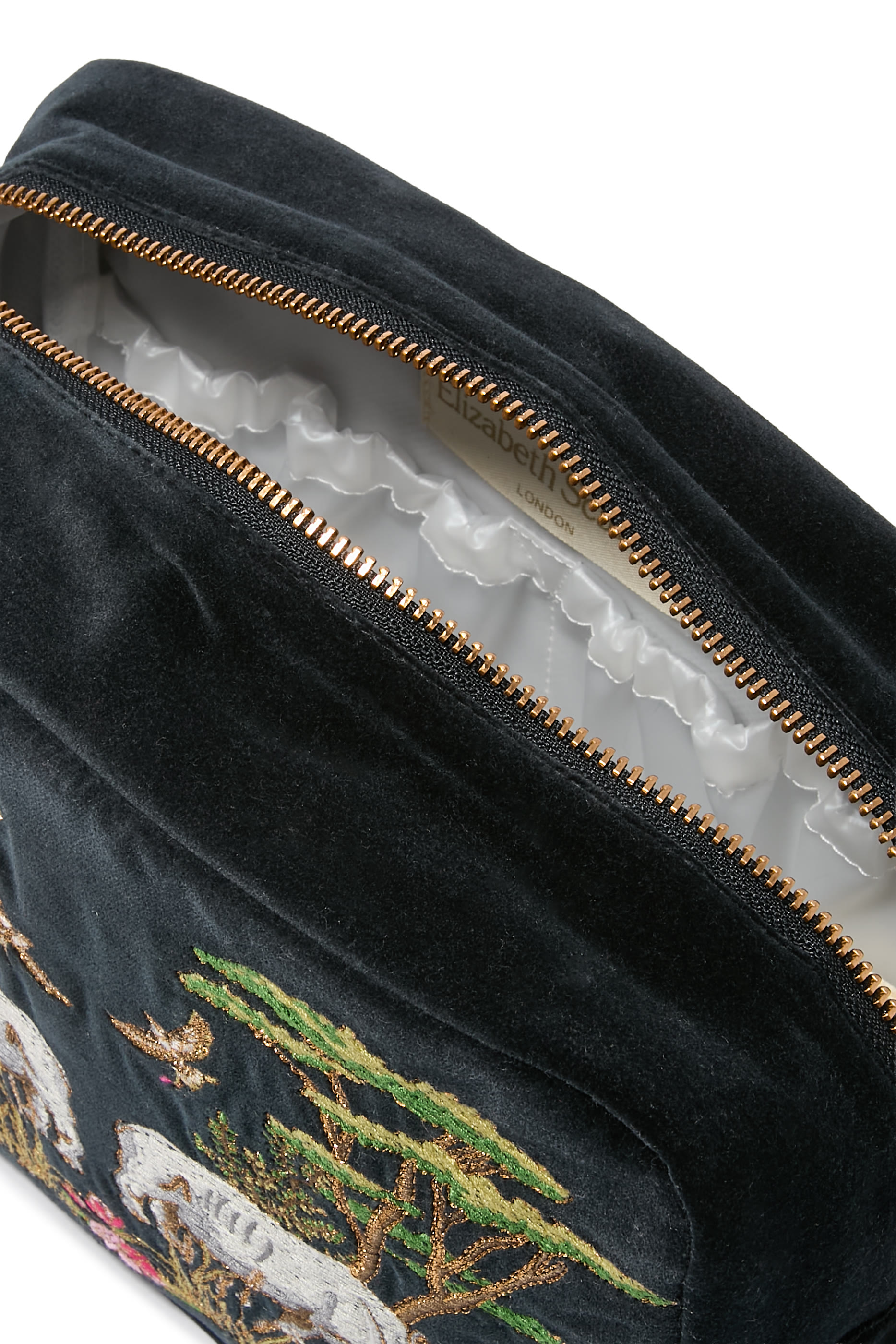 حقيبة مكياج بتطريزات بتصميم وحيد قرن بري