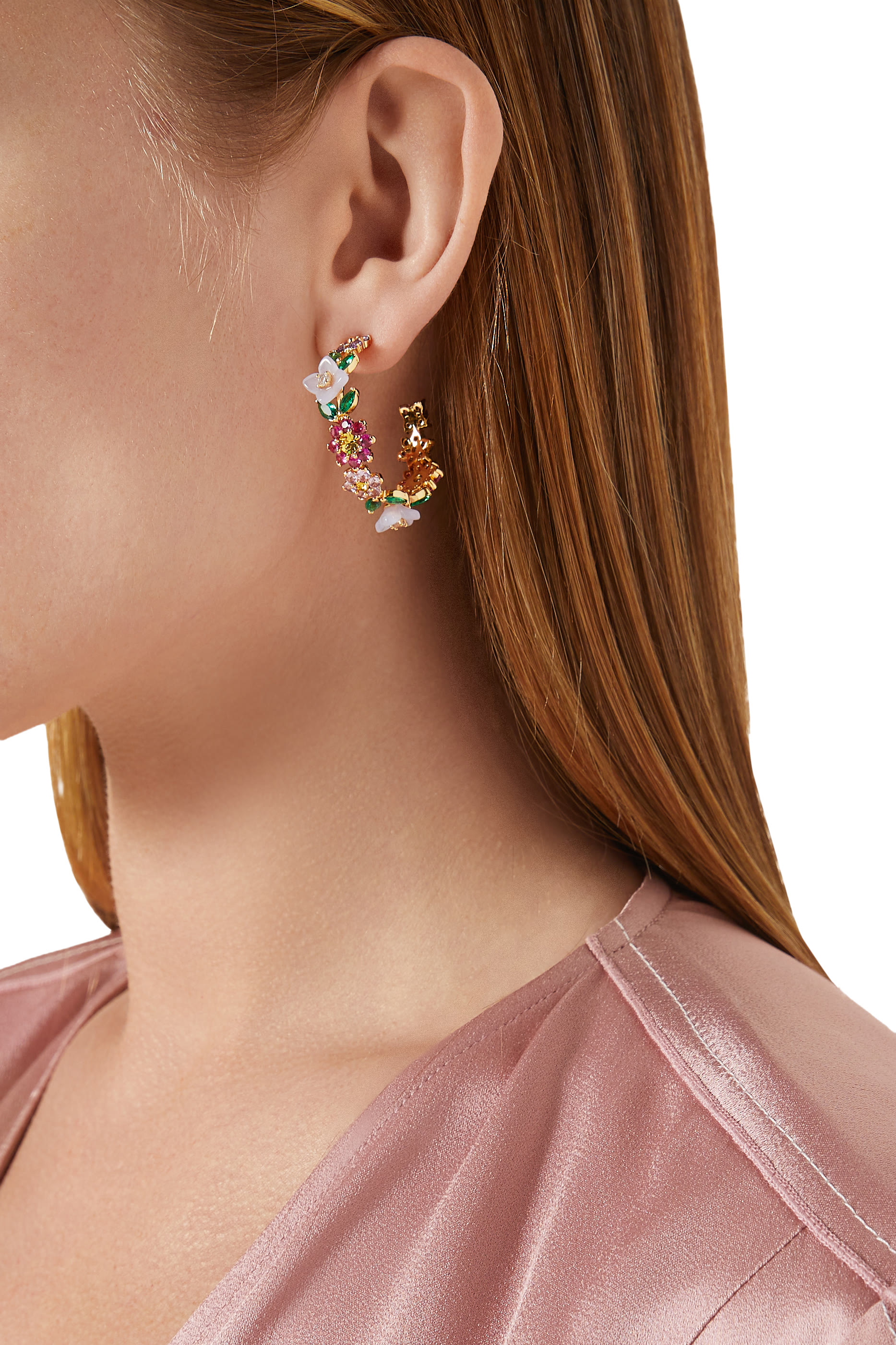 أقراط دائرية براستينغ بلومز  بدعامات من التيتانيوم، مرصعة بزركونيا مكعبة، أحجار زجاجية تشيكية، وراتينج، نحاس