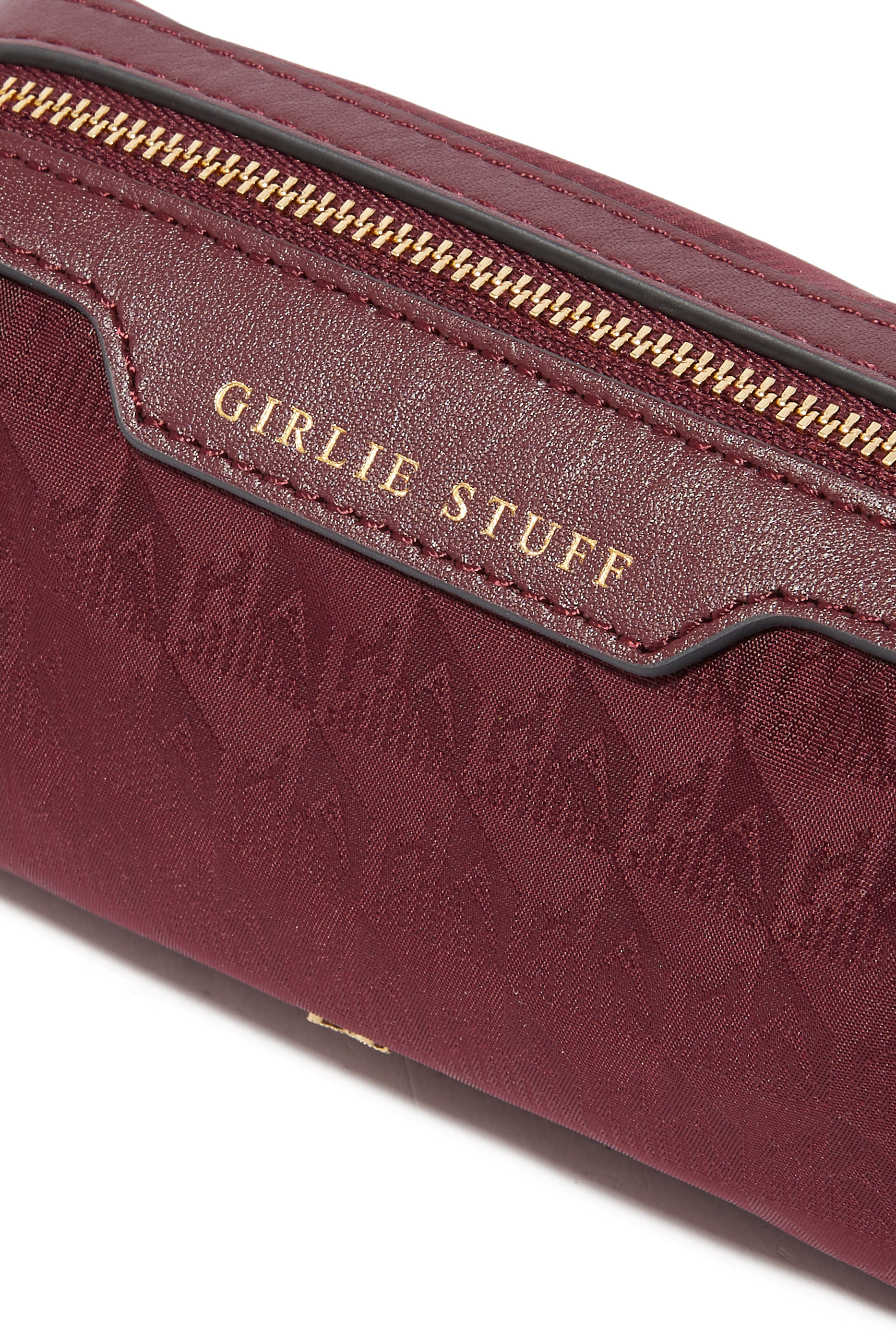 حقيبة جيرلي ستاف صغيرة بشعار الماركة