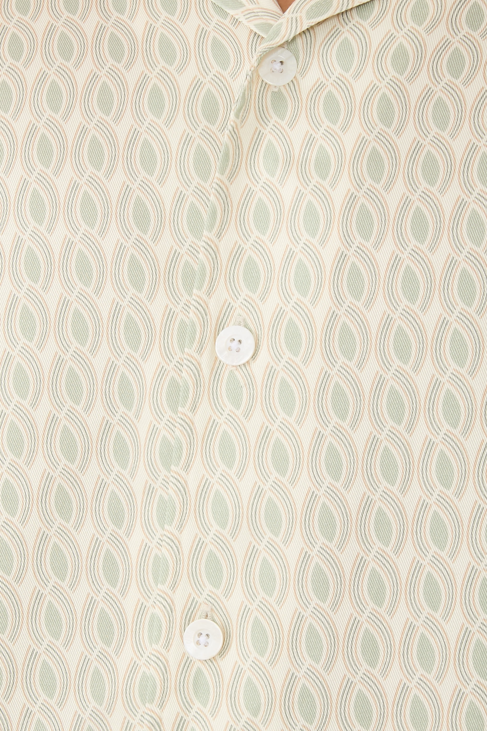 قميص بأكمام طويلة ونقشة فلب