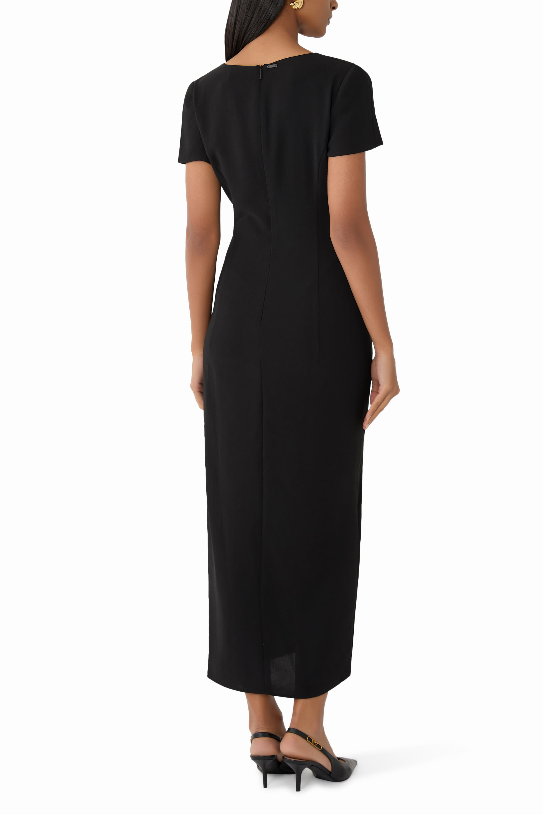 فستان بياقة على شكل حرف V