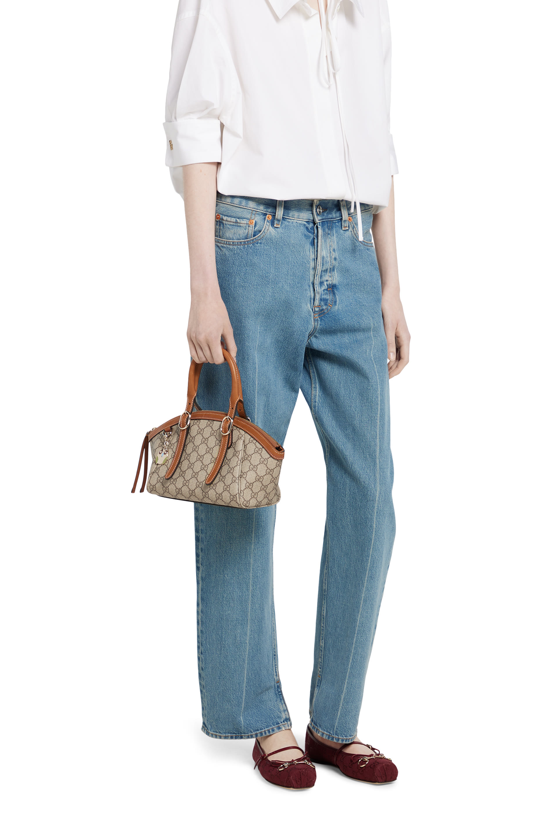 حقيبة صغيرة بيد علوية وشعار حرفي شعار الماركة